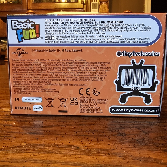 Jaws Tiny screens mini TV w/ remote - Picture 4 of 7